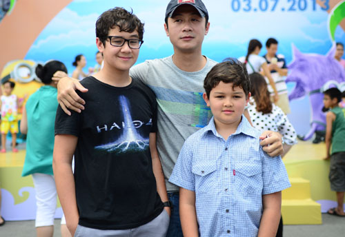 Hai con trai của MC Anh Tuấn với người vợ Úc về nước với bố nhân dịp nghỉ hè
